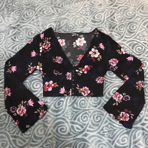 wild fable Tops - A long sleeve crop top with a floral pattern.